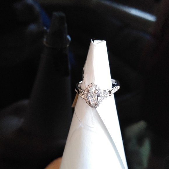 BEAUTIFUL $3000 DIAMOND RING - Picture 6 of 8